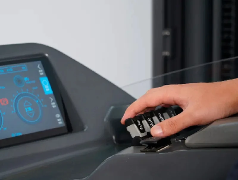 DELACCO_REV20D_deluxe_series_reach_truck_fingertip_resized_800x800 DELACCO REV20D deluxe serie reach trucks 9